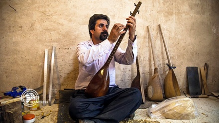 イラン西部ダーラーフー市；伝統楽器タンブールの町
