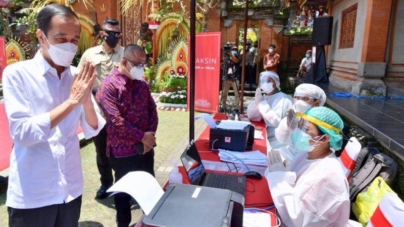 Presiden RI Joko Widodo meninjau pelaksanaan vaksinasi