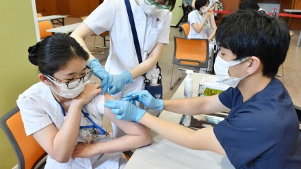 日本の医療従事者ワクチン接種、予定遅れで死亡例も