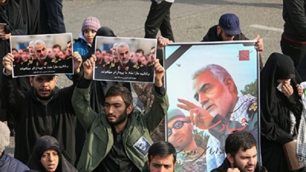 La presenza di iraniani con le immagini di Sardar Soleimani in coda alle elezioni presidenziali