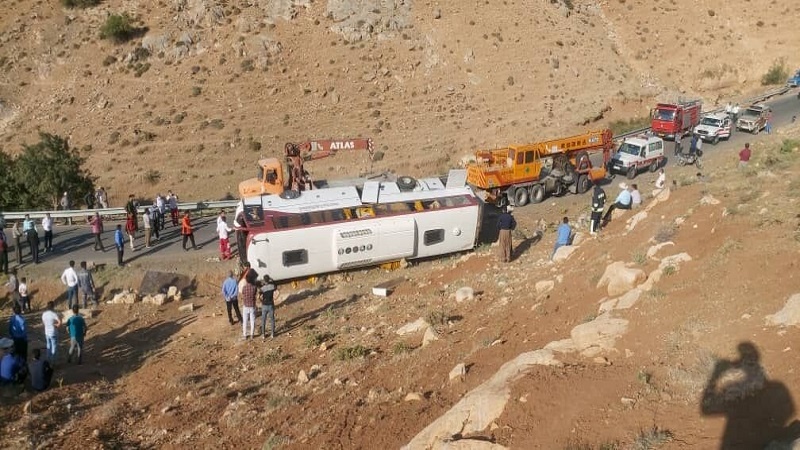 گروهی از خبرنگاران ایرانی به خاطر واژگونی اتوبوس دچار سانحه شدند