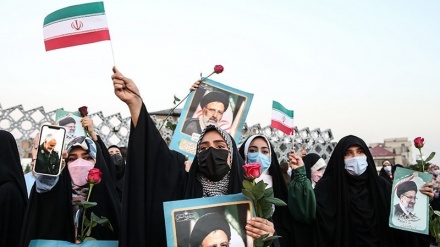 Warga Iran Rayakan Kemenangan Raisi (1)