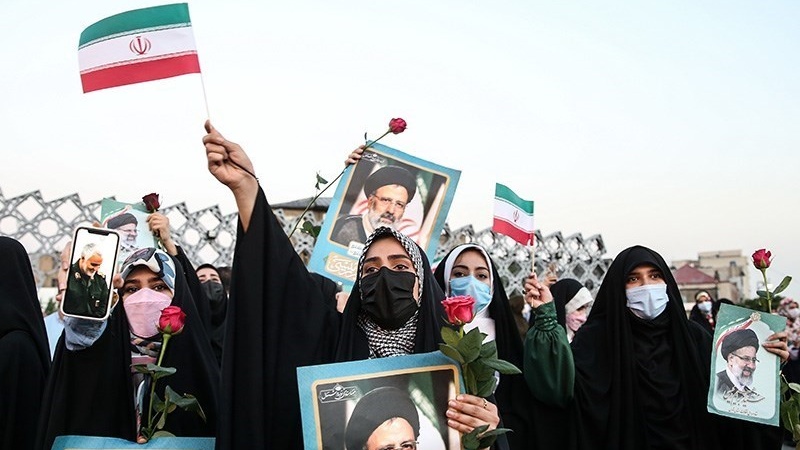 Warga Iran merayakan kemenangan Sayid Ebrahim Raisi dalam pemilu presiden Iran ke-13, Sabtu (19/6/2021)