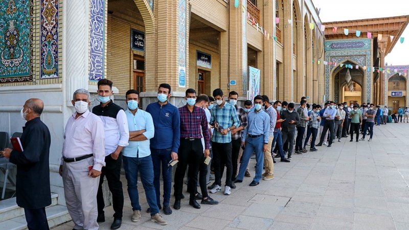 Pemungutan suara pilpres Iran di Shiraz, Jumat (18/6/2021).