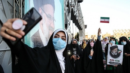 Warga Iran Rayakan Kemenangan Raisi (2)