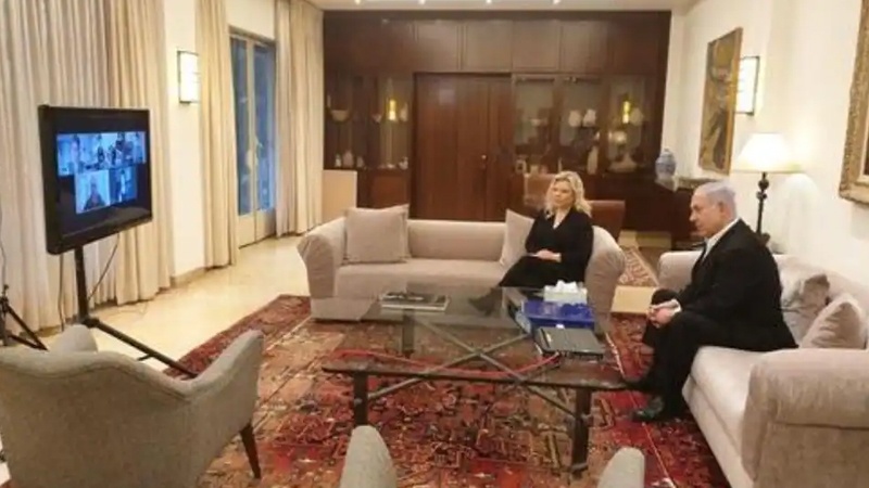 Netanyahu dan istrinya di kediaman resmi perdana menteri rezim Zionis.
