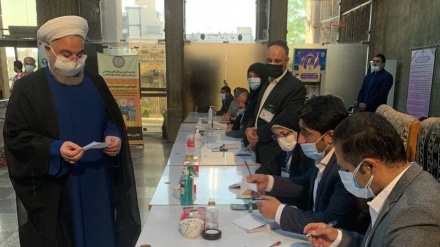 ईरान, चुनाव में बड़ी संख्या में लोग अपने मताधिकार का इस्तेमाल कर रहे हैं, राष्ट्रपति रूहानी ने भी कास्ट किया अपना वोट