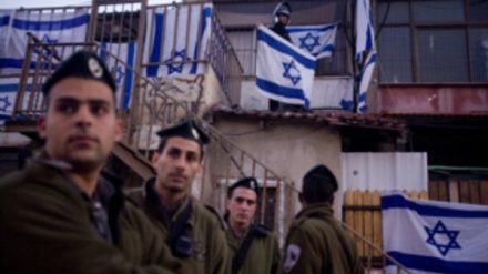 Coloni invadono quartiere Jarrah e minacciano famiglie palestinesi