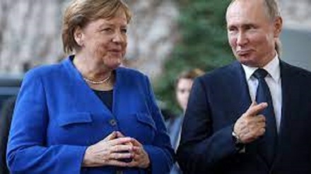 La mano tesa di Merkel a Putin spaventa l'est Europa