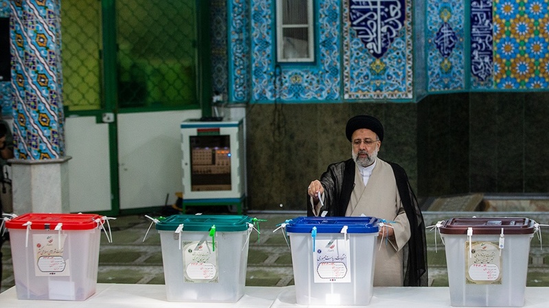 Sayid Ebrahim Raisi memberikan suara pada pilpres Iran, Jumat (18/6/2021).