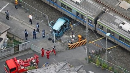 埼玉県内の東武沿線で電車と車が衝突、3人負傷