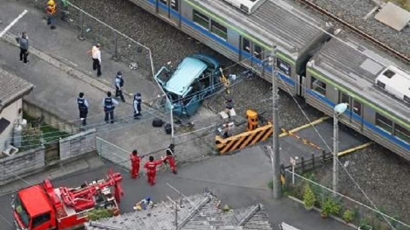 埼玉県内の東武沿線で電車と車が衝突