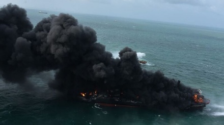 スリランカ沖の貨物船、鎮火も沈み始める 燃料数百トン積載のまま