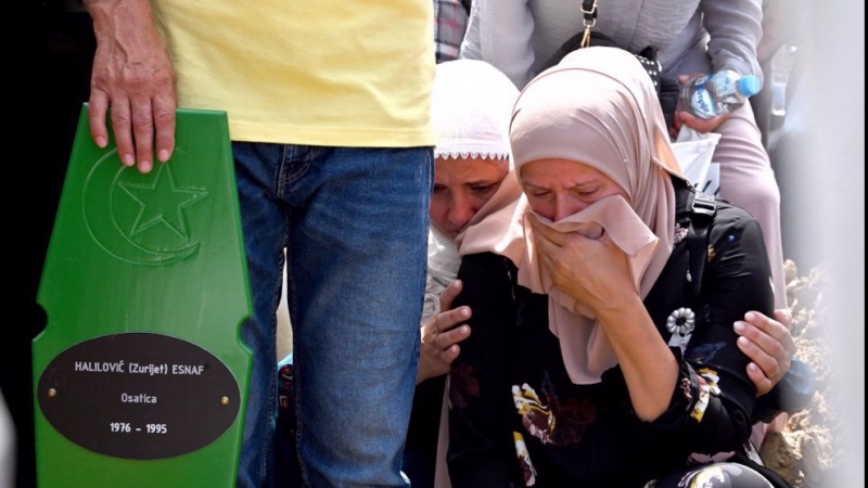 Zarif gedenkt der Opfer des Massakers von Srebrenica und wiederholt die Unterstützung Irans für Bosnien