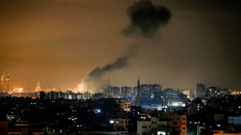 Terör rejimi İsrail savaş uçakları Gazze'yi vurdu