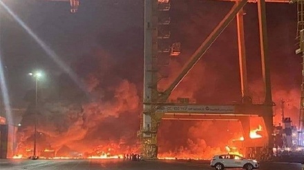 שריפה גדולה פרצה בעקבות פיצוץ בנמל דובאי