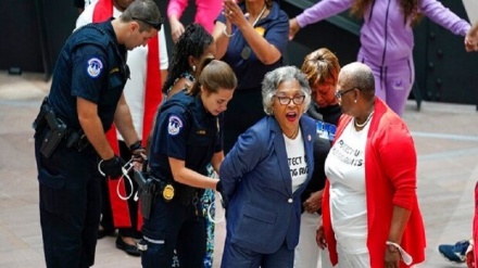 Amerkə kanqresədə siyopostonku himoyə bıkə nımayəndə dastqir bə.