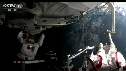 中国宇宙ステーションが、初の船外活動を実施