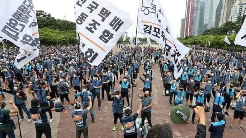 韓国での労働者の抗議デモ