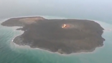 アゼルバイジャンが「泥火山」の映像を公開 　カスピ海に大きな火柱