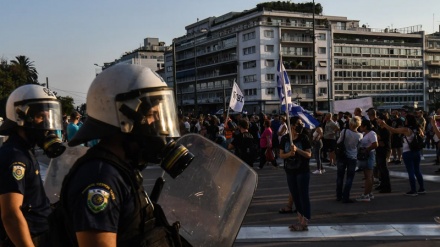 Policia e Greqisë përleshet me protestuesit kundër vaksinimit të detyrueshëm