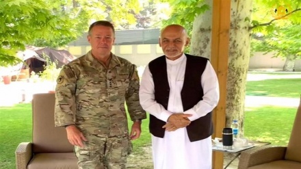دیدار اشرف غنی با فرمانده نظامیان تروریست آمریکایی در افغانستان