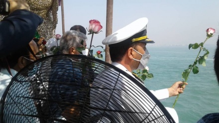  波斯湾290名伊朗人空难牺牲处撒下花雨