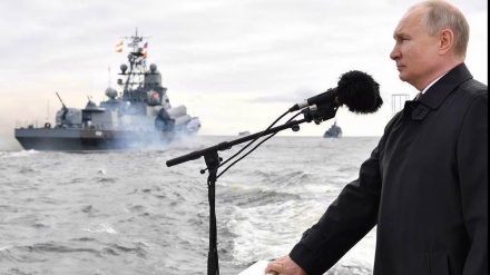 Putin beobachtet Parade zum Tag der Marine in St. Petersburg