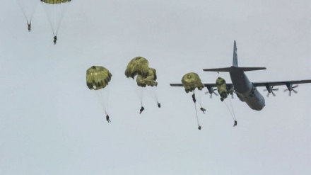 陸自パラシュート部隊が、初の海外への直接降下訓練 グアム島に立つ