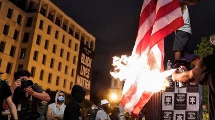 米独立記念日に反差別団体が星条旗を焼却