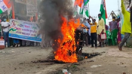 ভারতে জ্বালানি তেলের অস্বাভাবিক মূল্যবৃদ্ধির প্রতিবাদে তৃণমূলের অবস্থান বিক্ষোভ   