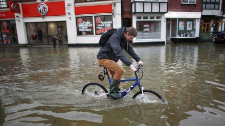 Londra e mbytur në ujë