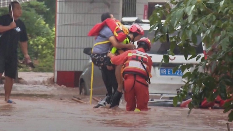  Rescuers guide children, elderly to safety in China's flood-stricken Anyang 