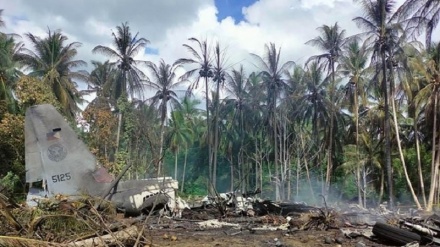 92人搭乗のフィリピン軍用機が墜落、17人が死亡 