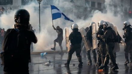 Greqi: Protestuesit e vaksinimit përplasen me forcat e policisë