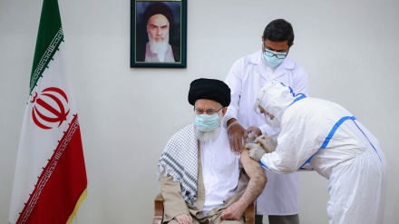 Ayatullah Khamenei Disuntik Vaksin COVIran Barakat Dosis Kedua