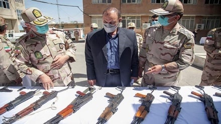 Iran Police disband gang smuggling battle rifles