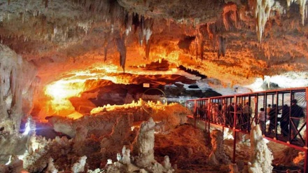 イラン西部の観光名所、グーリーガルエ洞窟