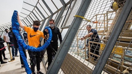 Lompat dari Platform Bungee Jumping Tertinggi di Jantung kota Tehran  