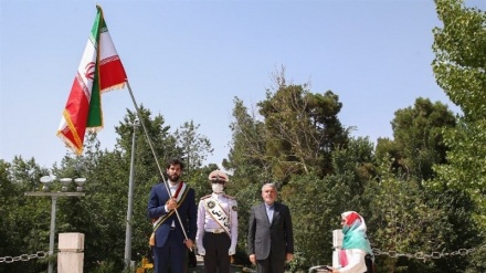 Ceremonia e valëvitjes së flamurit midis bartësve të flamurit iranian në Lojërat Olimpike Rio dhe Tokio