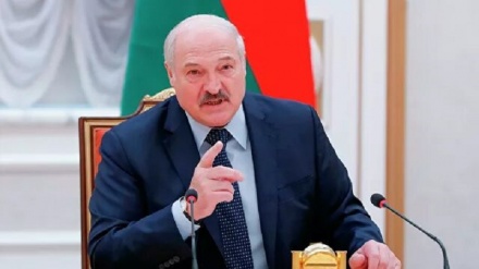 Лукашенко: Белоррусига таҳдид солинганида Россиядан қўшинлари юборишни сўрайман