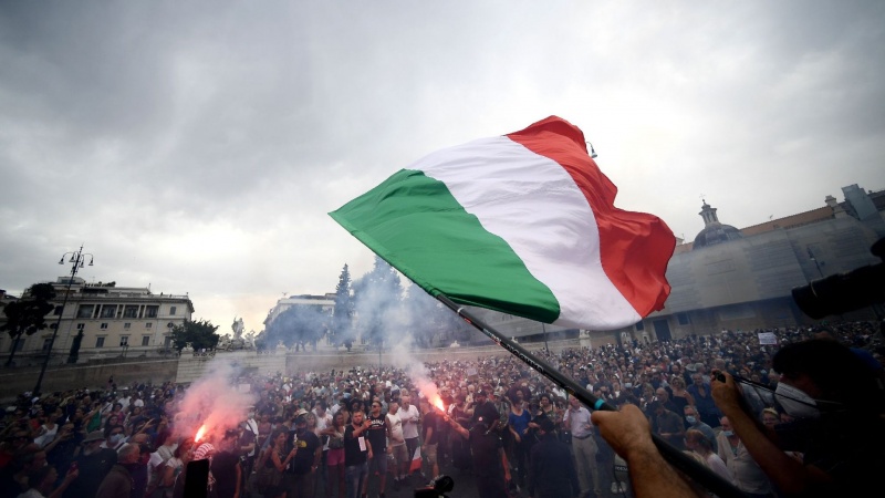 Qytetarët italianë protestojnë kundër kufizimeve të pandemisë Korona