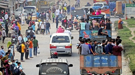 ঈদ উপলক্ষে ঘরমুখো মানুষের উপচে পড়া ভিড়: স্বাস্থ্যবিধি না মানা নিয়ে বাড়ছে উদ্বেগ