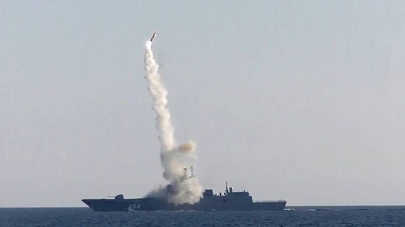 rudal hipersonik Tsirkon ditembakan dari kapal perang