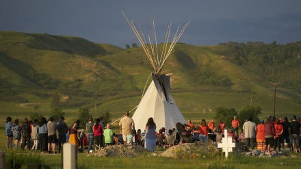 カナダ・先住民族学校から新たに１８２の墓みつかる