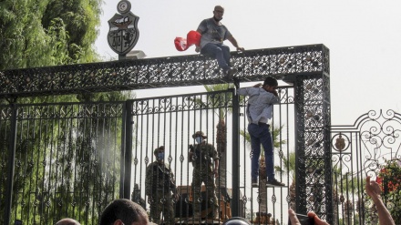 Forcat e sigurisë në Tunizi sulmojnë protestuesit opozitarë