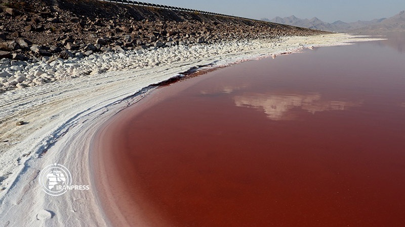 (FOTO) Iran, Lago Urmia: acqua diventa rossa 