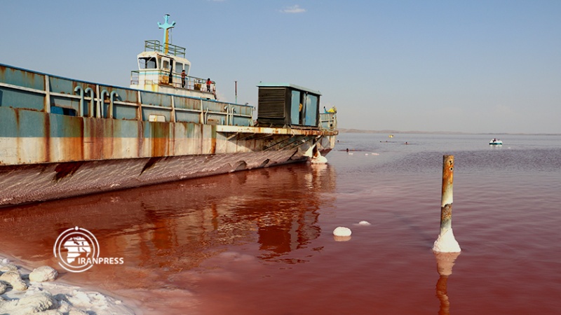 Сурх шудани ранги оби дарёчаи Урумия