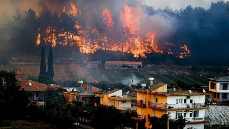 (FOTO) Turchia, incendio boschivo minaccia zone turistiche 