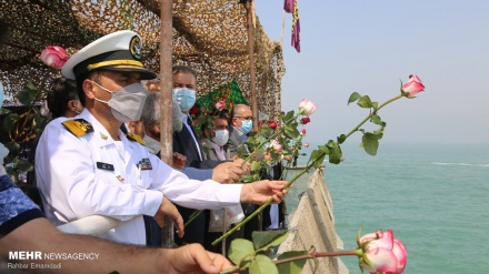 Autoritetet dhe qytetarët iranianë hedhin lule në vendin e martirizimit të 290 pasagjerëve të avionit iranianë të goditur me raketa në Gjirin Persik